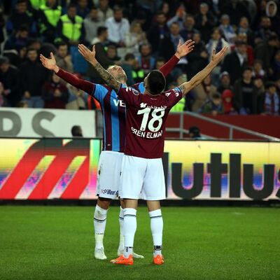 Fırtına evinde sert esti!