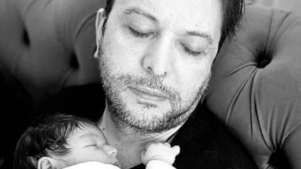 Oğlunun yüzünü gösterdi