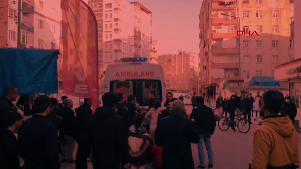 Kumar borcu tartışmasında karısını yüzünden bıçakladı!