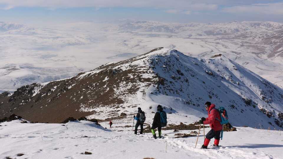 Dağcılar fotoğrafladı! Zirveden endişelendiren kareler