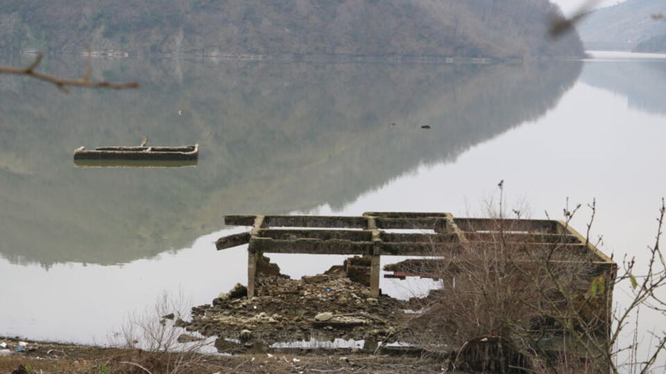 Barajda sular çekildi, evler ortaya çıktı