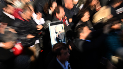 Uğur Mumcu, evinin önünde karanfillerle anıldı