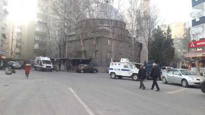 Eşinin boğazını kesti, müdahale eden sağlıkçıları eve kilitledi!