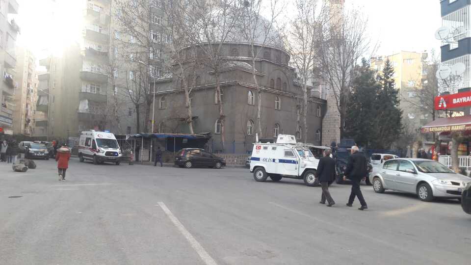 Eşinin boğazını kesti, müdahale eden sağlıkçıları eve kilitledi!