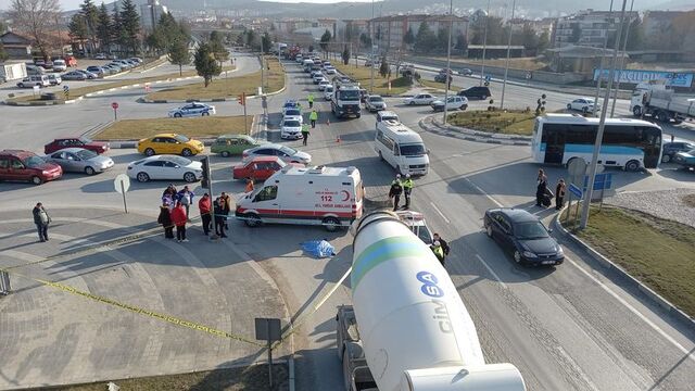 Kütahya'da beton mikserinin çarptığı yaya öldü