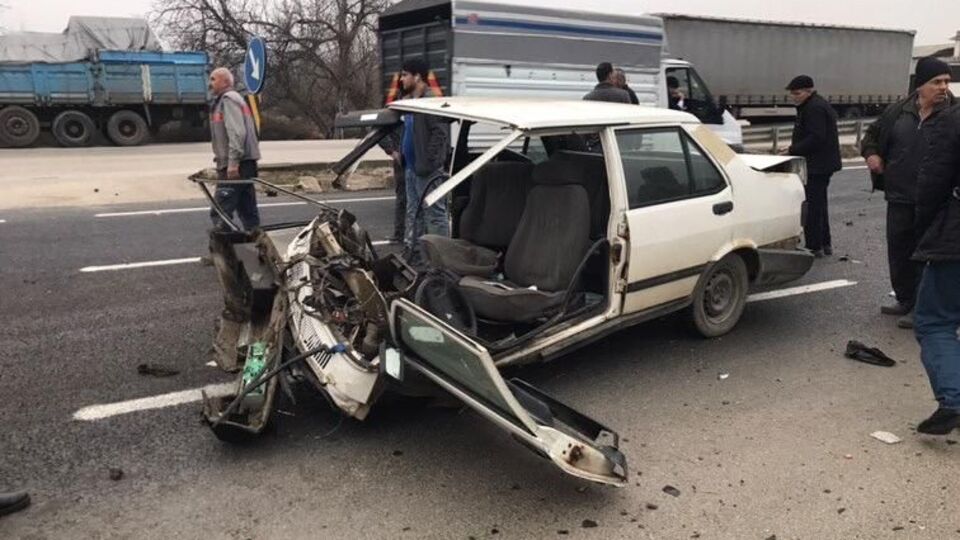 İki otomobil çarpıştı! 1'i ağır 3 yaralı