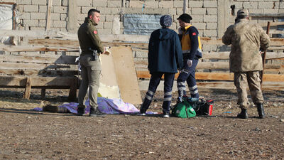 Ağrı'da dehşet! Evin önünde 3 cansız beden!