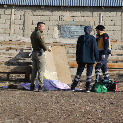 Ağrı'da dehşet! Evin önünde 3 cansız beden!