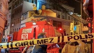 Beyoğlu'nda ahşap bina yangınında dumandan etkilenen kedi öldü