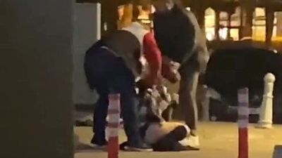 O anlar kamerada! Otoparkta kadına feci darp!