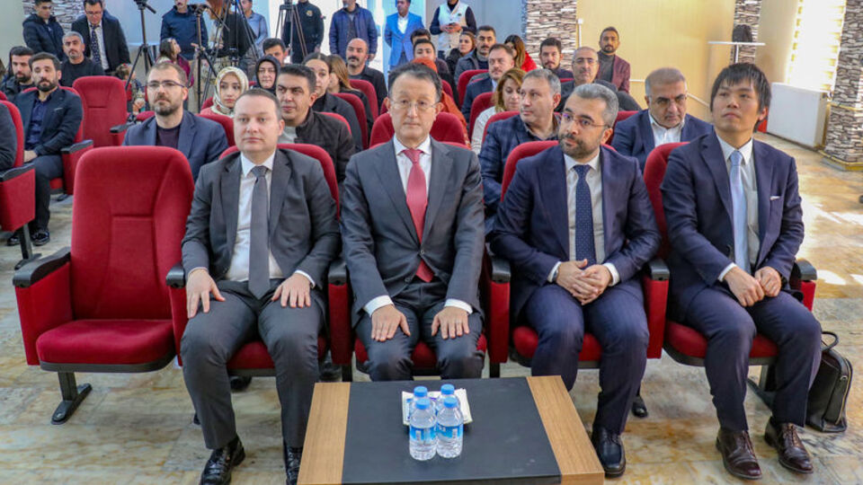 Japonya'dan Van'ın Edremit Belediyesi'ne arama kurtarma aracı