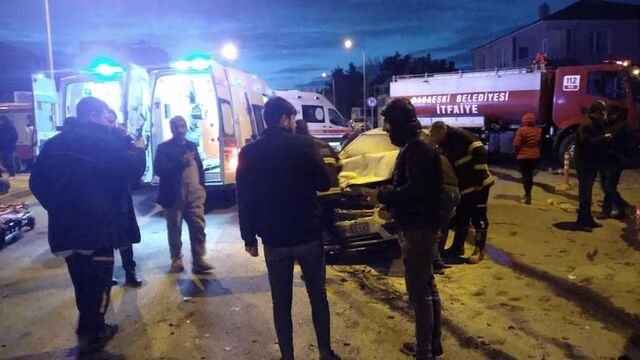 Midibüs ile otomobil çarpıştı! 7 yaralı