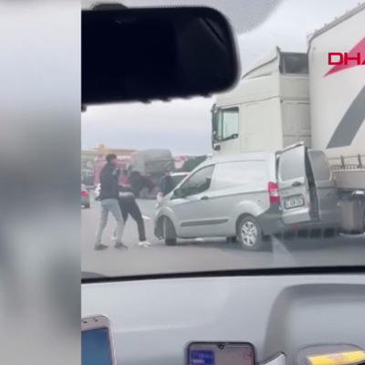 Sultanbeyli TEM'de çekiçli kavga kamerada