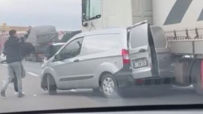 TEM'de ortalık karıştı! Çekiçle saldırdı!