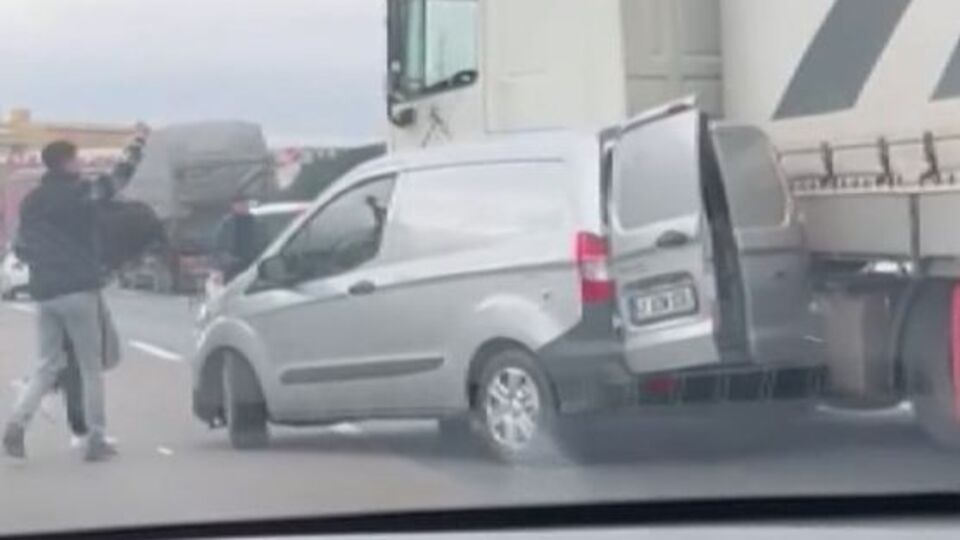 TEM'de ortalık karıştı! Çekiçle saldırdı!