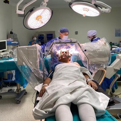 12 yaşında Parkinson'a yakalanmıştı! 21 yıl sonra ameliyat