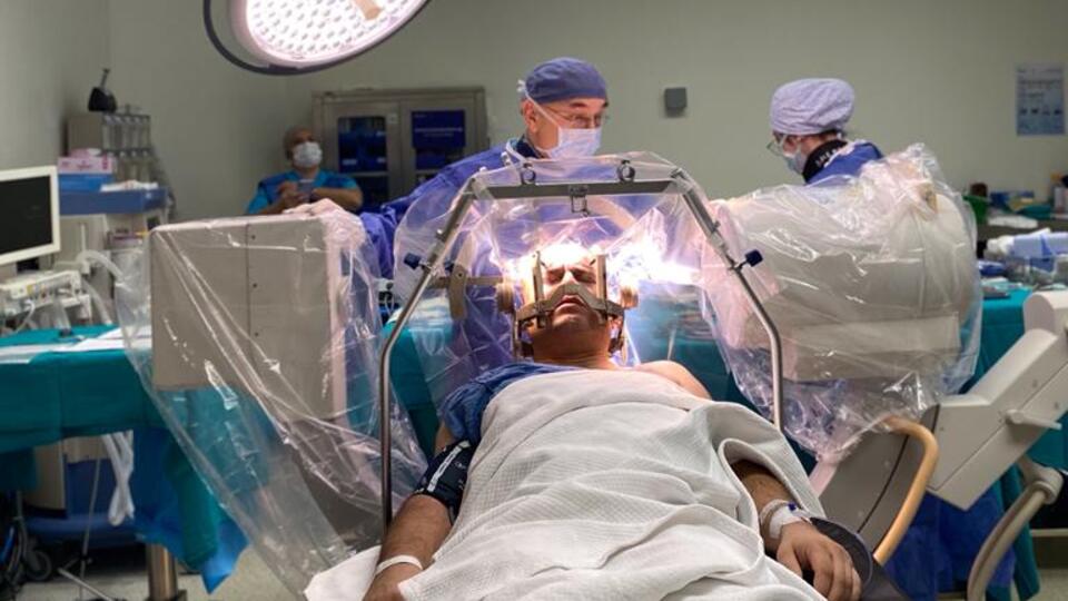 12 yaşında Parkinson'a yakalanmıştı! 21 yıl sonra ameliyat