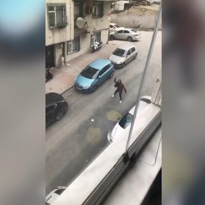 Mahalleye dadandı! Camları kırdı, araçları taşladı