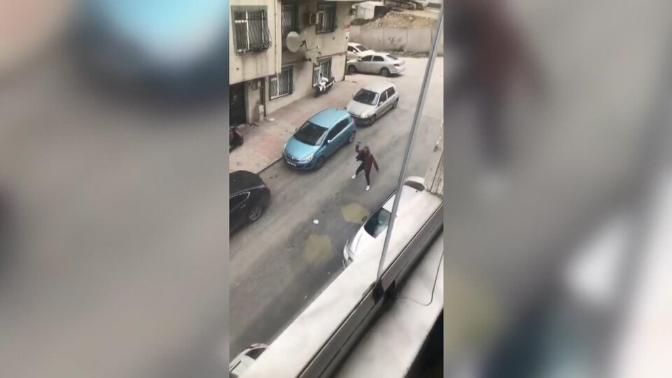 Mahalleye dadandı! Camları kırdı, araçları taşladı