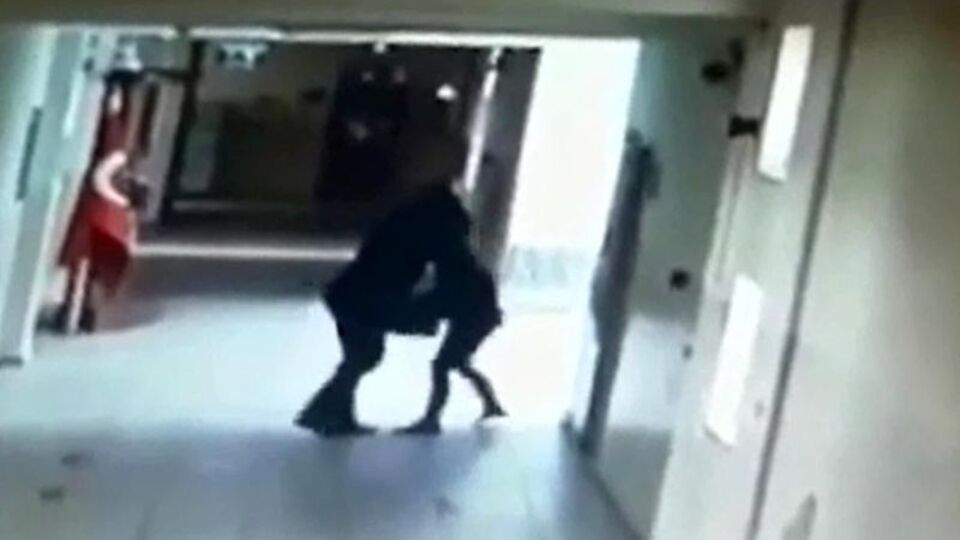 Okul müdüründen yardımcısına taciz! Koridordaki görüntü delil oldu!