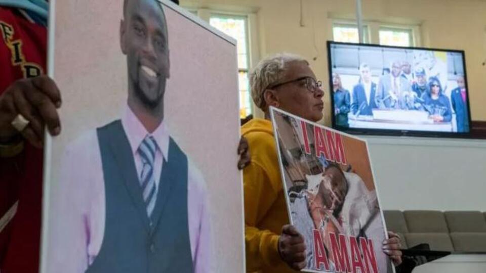 ABD'de bir kişiyi döverek ölümüne neden olan beş polis 'ikinci derece cinayetle' suçlandı