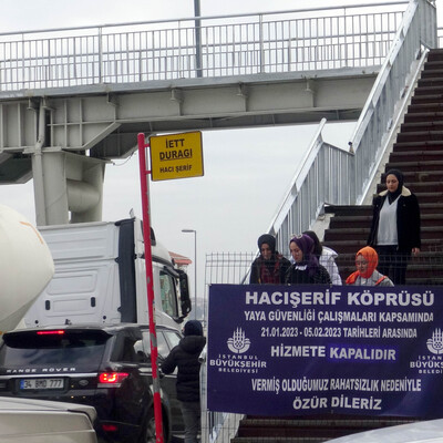 Çökme tehlikesi olan üst geçitten kaçak geçiş!
