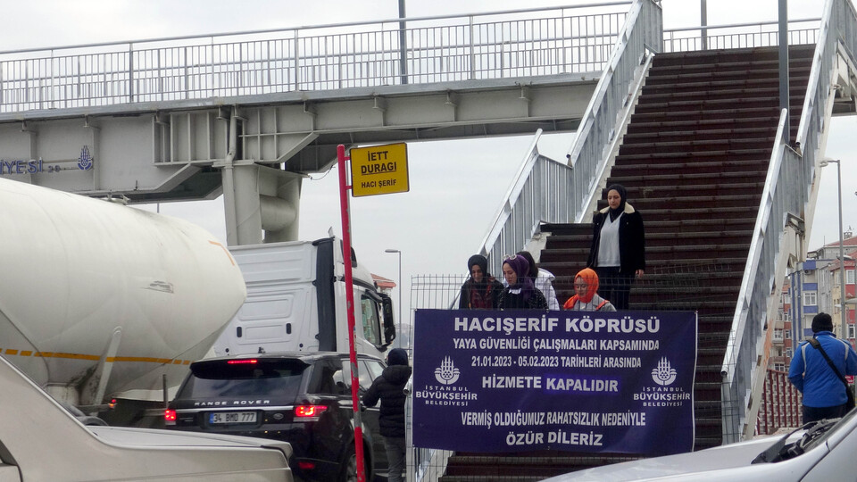 Çökme tehlikesi olan üst geçitten kaçak geçiş!