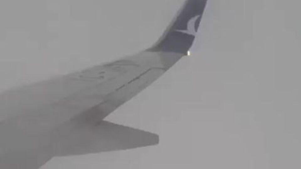 Antalya'da uçağa yıldırım isabet etti