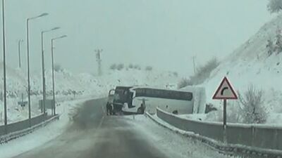Kayganlaşan yolda kaza! Otobüs yoldan çıktı