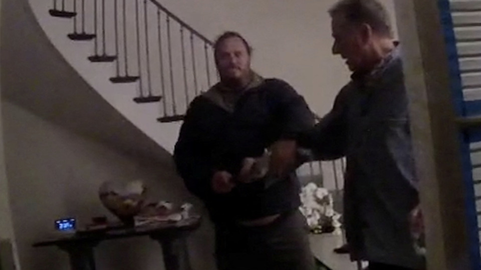 ABD'de Demokrat Parti'nin önde gelen ismi Nancy Pelosi'nin eşine yapılan çekiçli saldırının görüntüleri yayınlandı