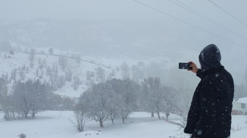 Sıcaklıklar azalıyor! Dört bölgede kar yağışı var