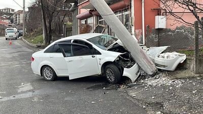 Ehliyetsiz sürücü önce yayaya ardından direğe çarptı