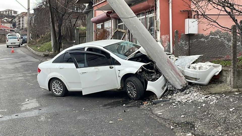 Ehliyetsiz sürücü önce yayaya ardından direğe çarptı