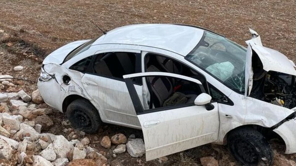 Otomobil devrildi! 2 ölü, 1 yaralı