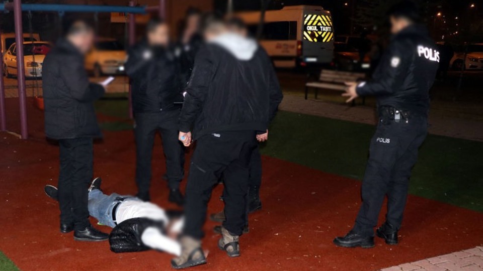 Bıçakla saldırdıktan sonra bayıldı: 1 yaralı