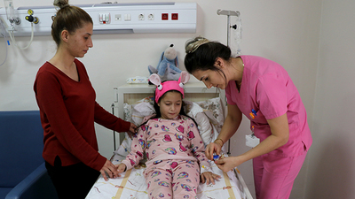 Strep A'ya yakalandı! Dili ve bademcikleri beslenemeyecek kadar şişti