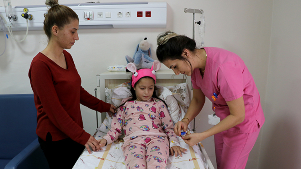 Strep A'ya yakalandı! Dili ve bademcikleri beslenemeyecek kadar şişti