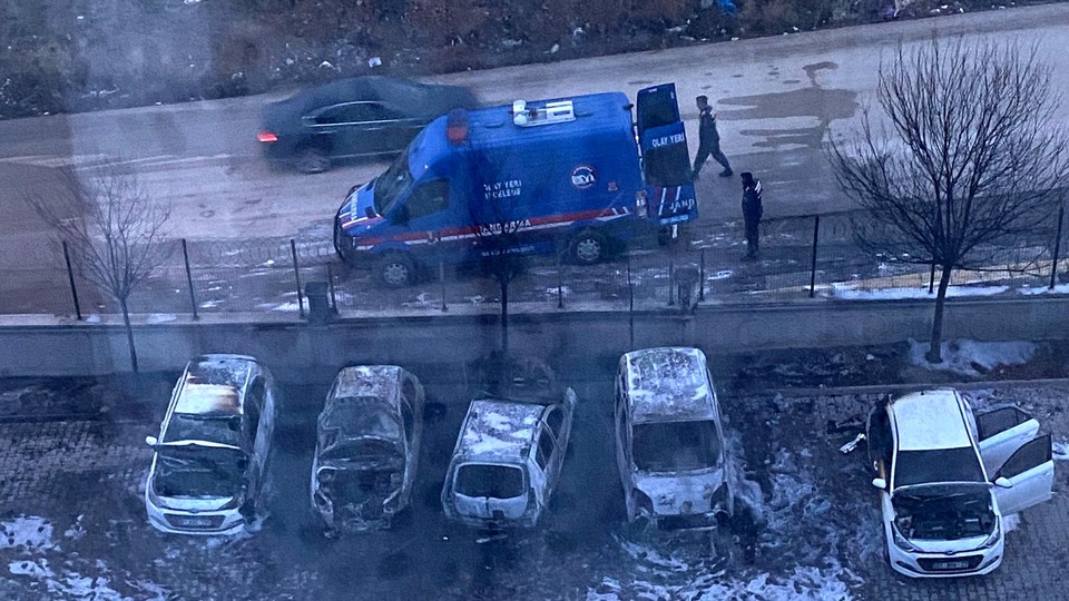 Site bahçesinde bir garip yangın!