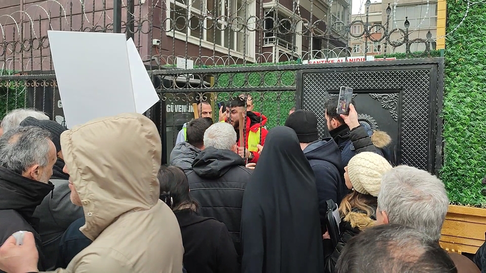 Eylem yapan site mağdurlarını sopalarla karşıladılar!