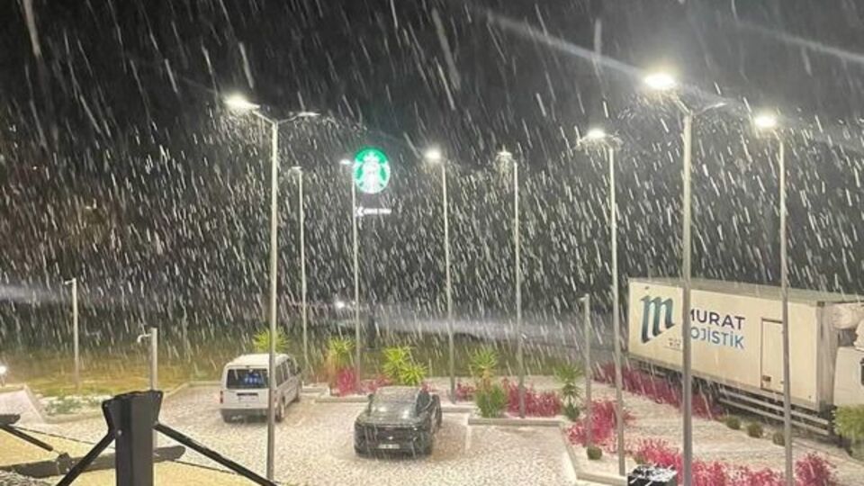 Dolu yağışıyla beyaz büründü