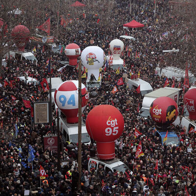 Fransa'daki protestolara 1 milyonu aşkın kişi katılabilir