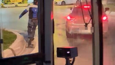 Trafik magandası bu kez otobüsteki yolcuya saldırdı!