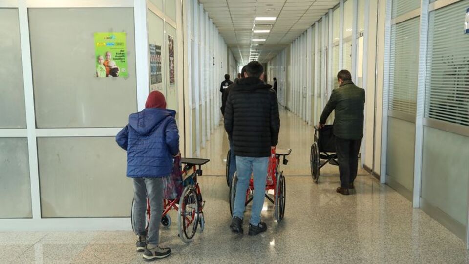 Van'da 12 engelliye tekerlekli sandalye desteği