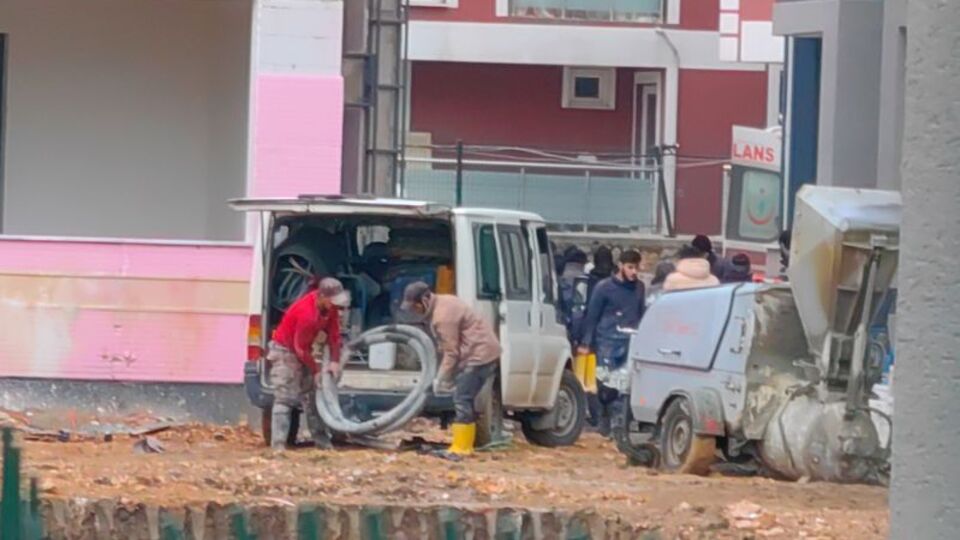 İnşaatın 3'üncü katından ağabeyinin üzerine düştü