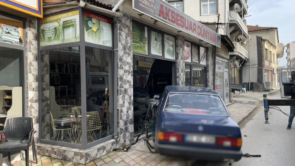Direksiyon başında rahatsızlandı! İş yerine çarptı