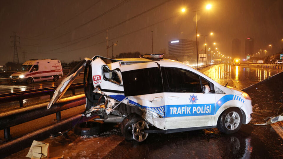 Polis aracına otomobil çarptı: 1 kişi öldü, 1 polis yaralandı