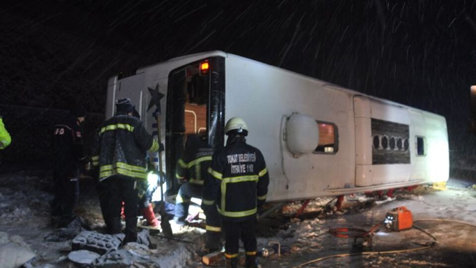 Tokat'ta yolcu otobüsü devrildi: 1 ölü, 15 yaralı