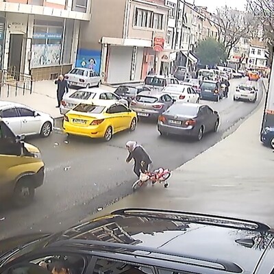 Yere düşen kadın minibüsün altında kalmaktan son anda kurtuldu!