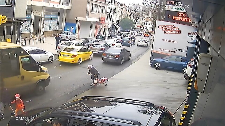 Yere düşen kadın minibüsün altında kalmaktan son anda kurtuldu!