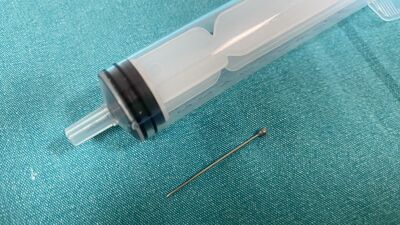 Başörtü takarken hapşırdı! Ağzındaki iğneyi yuttu